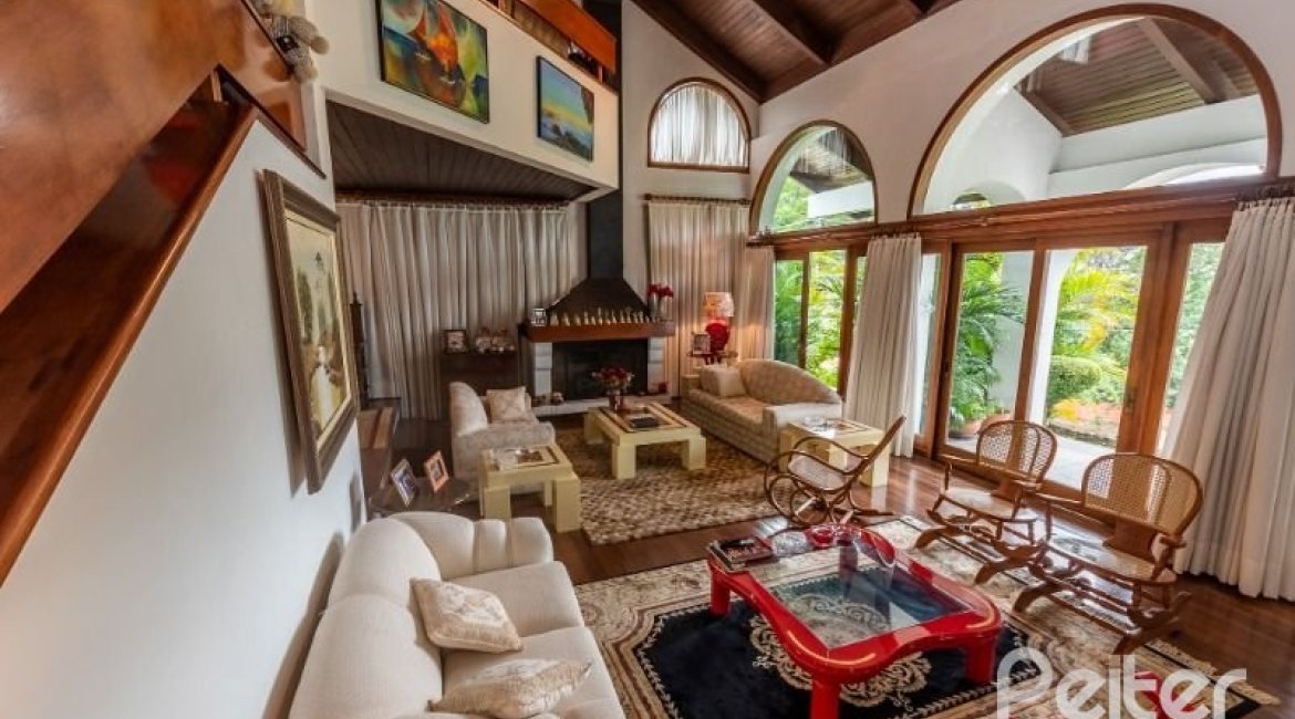 Casa à venda com 456m², 3 dormitórios, 3 suítes, 5 vagas, no bairro Vila Assunção em Porto Alegre