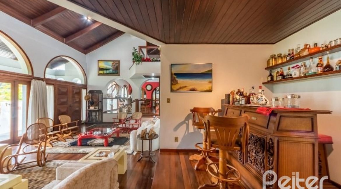 Casa à venda com 456m², 3 dormitórios, 3 suítes, 5 vagas, no bairro Vila Assunção em Porto Alegre