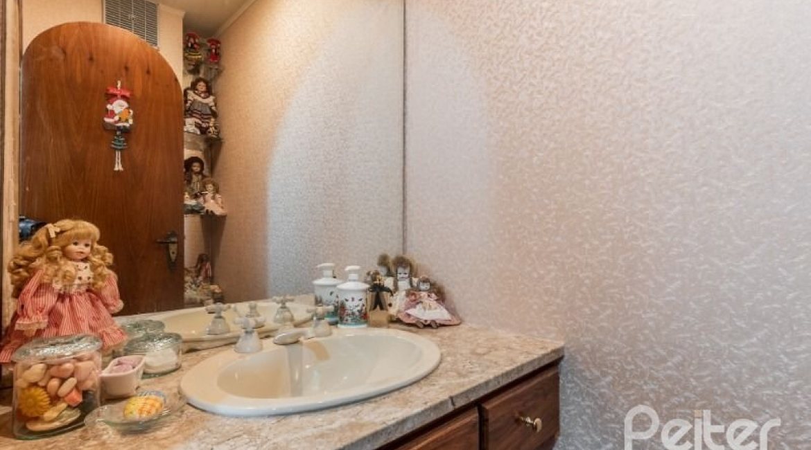 Casa à venda com 456m², 3 dormitórios, 3 suítes, 5 vagas, no bairro Vila Assunção em Porto Alegre