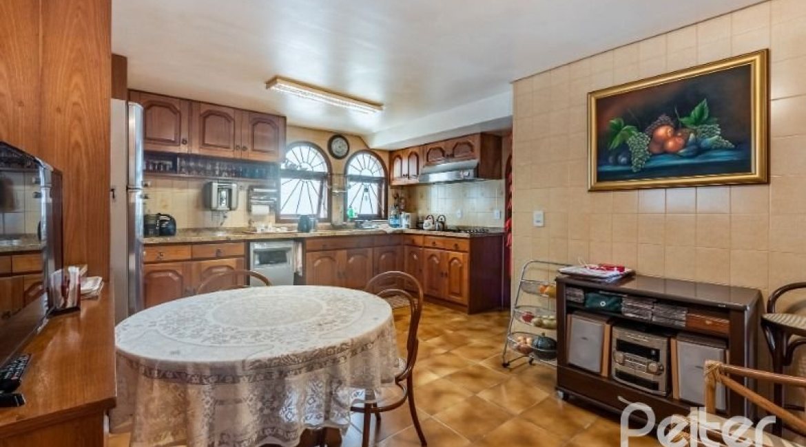 Casa à venda com 456m², 3 dormitórios, 3 suítes, 5 vagas, no bairro Vila Assunção em Porto Alegre