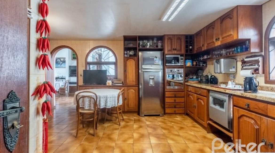 Casa à venda com 456m², 3 dormitórios, 3 suítes, 5 vagas, no bairro Vila Assunção em Porto Alegre