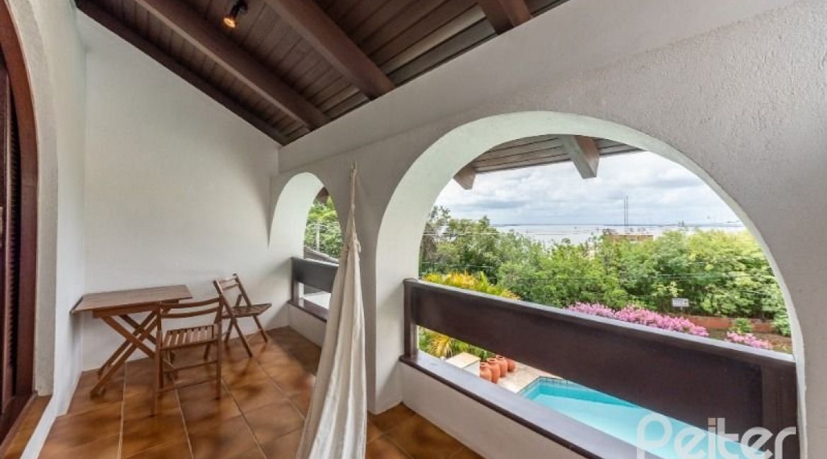 Casa à venda com 456m², 3 dormitórios, 3 suítes, 5 vagas, no bairro Vila Assunção em Porto Alegre