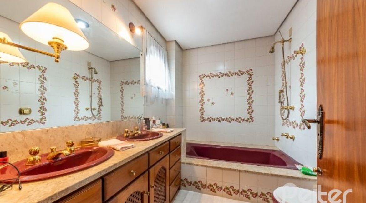 Casa à venda com 456m², 3 dormitórios, 3 suítes, 5 vagas, no bairro Vila Assunção em Porto Alegre