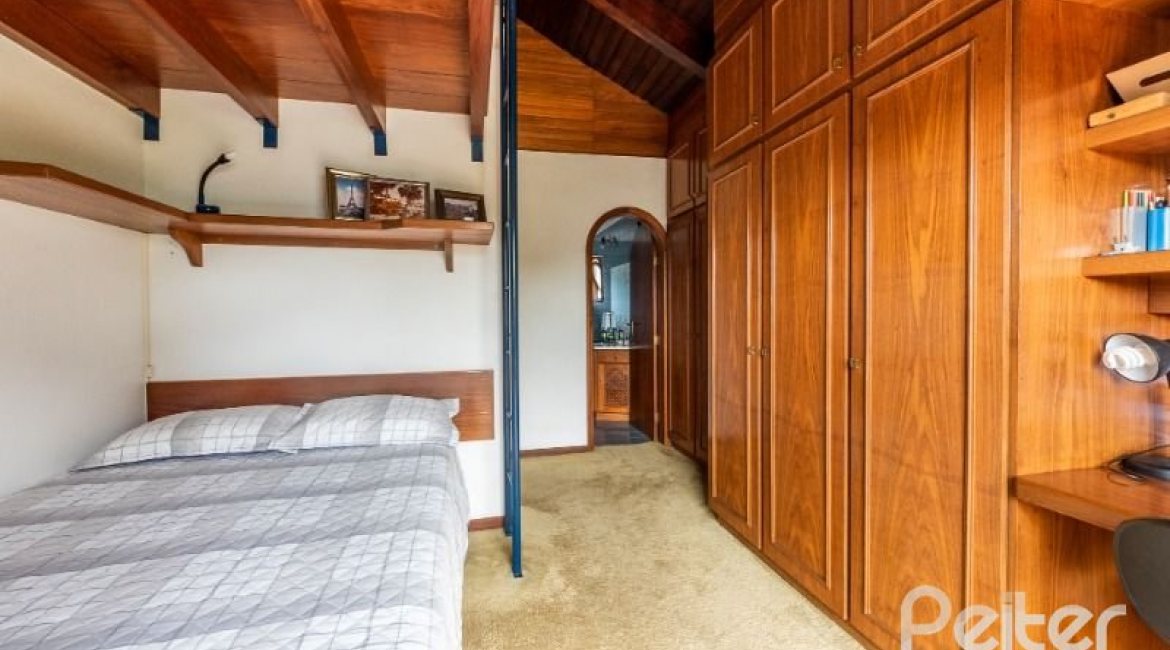 Casa à venda com 456m², 3 dormitórios, 3 suítes, 5 vagas, no bairro Vila Assunção em Porto Alegre