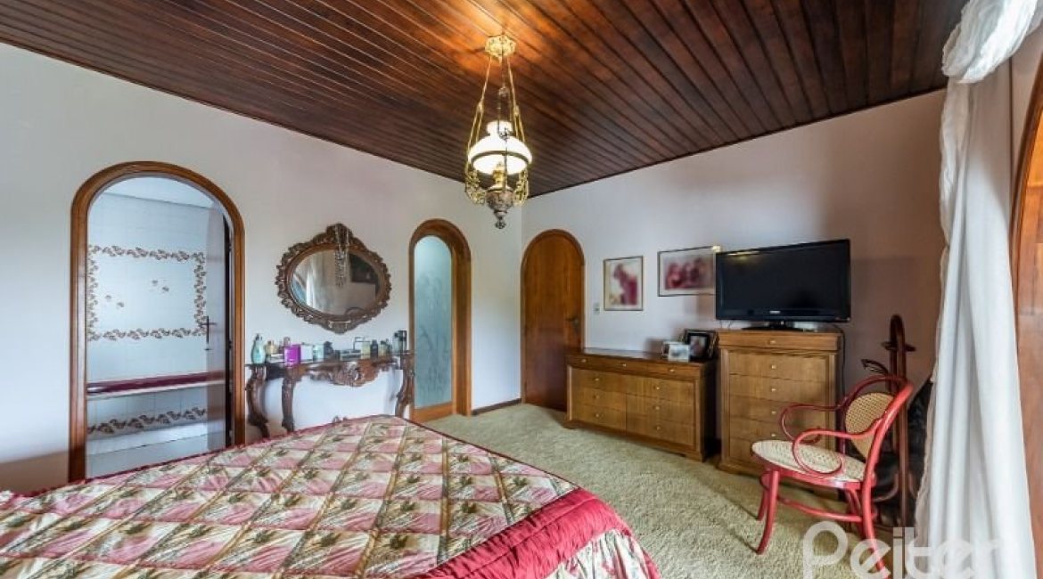 Casa à venda com 456m², 3 dormitórios, 3 suítes, 5 vagas, no bairro Vila Assunção em Porto Alegre