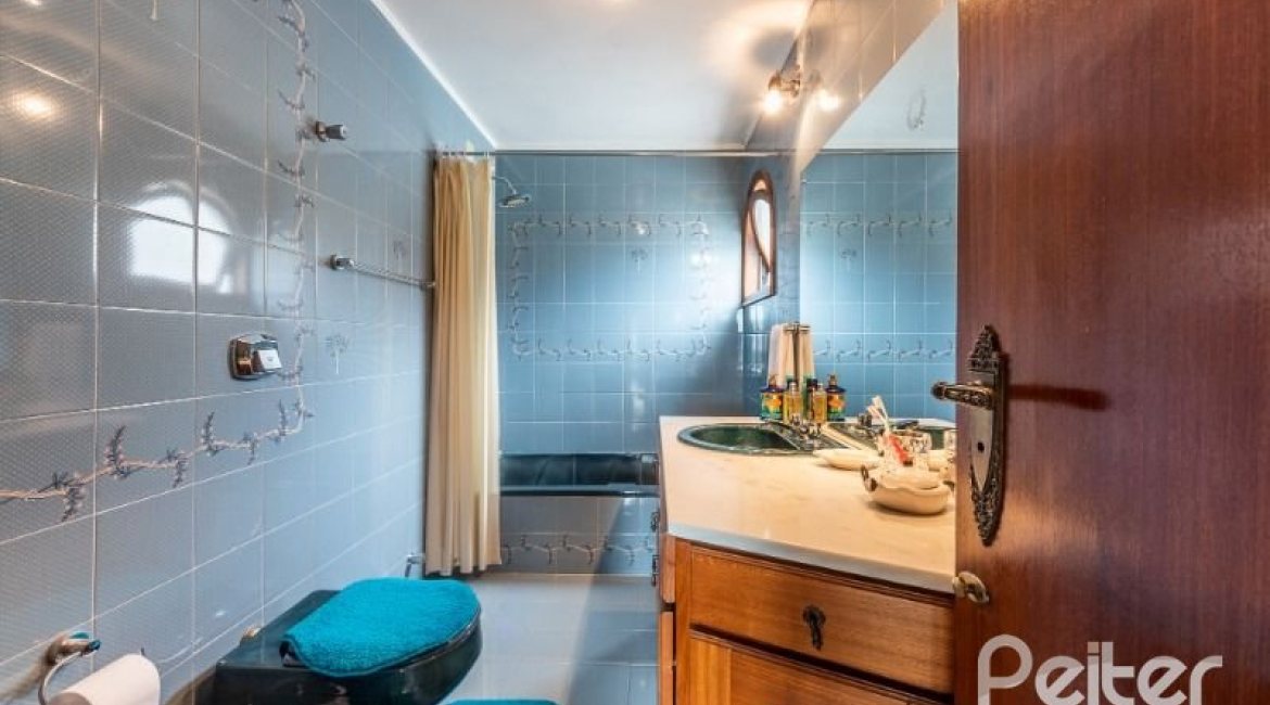 Casa à venda com 456m², 3 dormitórios, 3 suítes, 5 vagas, no bairro Vila Assunção em Porto Alegre