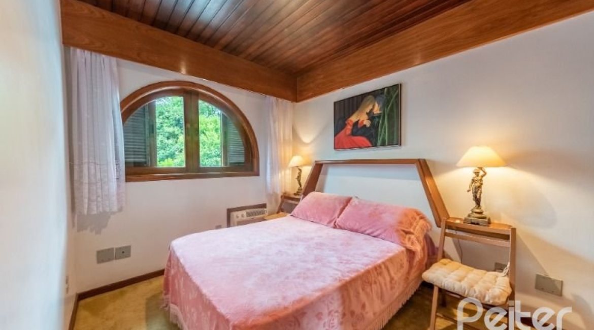 Casa à venda com 456m², 3 dormitórios, 3 suítes, 5 vagas, no bairro Vila Assunção em Porto Alegre