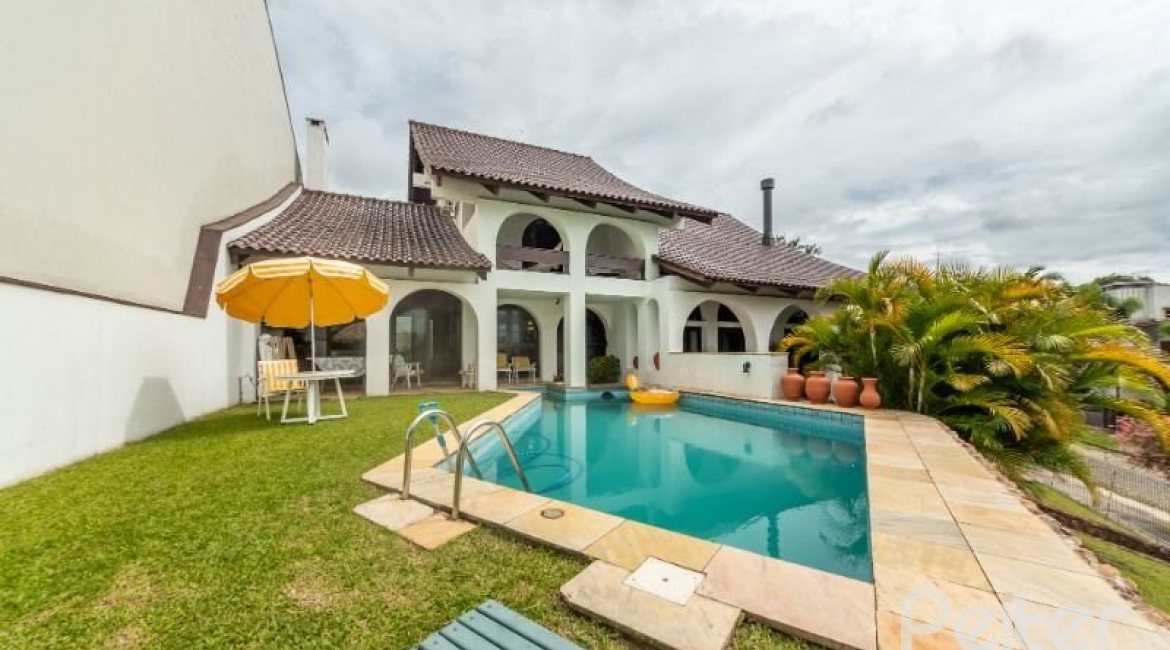 Casa à venda com 456m², 3 dormitórios, 3 suítes, 5 vagas, no bairro Vila Assunção em Porto Alegre
