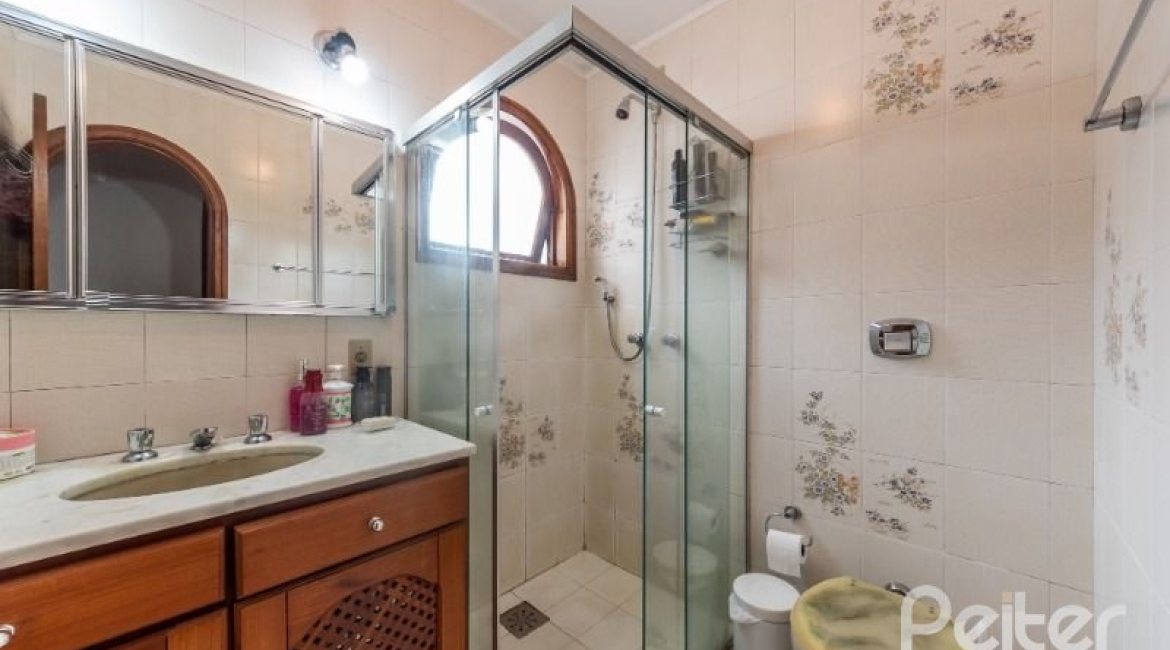 Casa à venda com 456m², 3 dormitórios, 3 suítes, 5 vagas, no bairro Vila Assunção em Porto Alegre