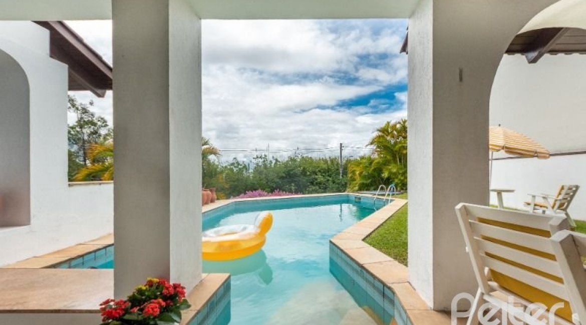 Casa à venda com 456m², 3 dormitórios, 3 suítes, 5 vagas, no bairro Vila Assunção em Porto Alegre