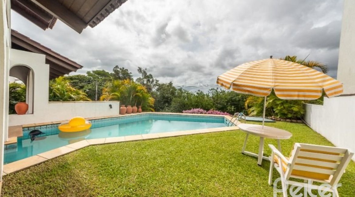 Casa à venda com 456m², 3 dormitórios, 3 suítes, 5 vagas, no bairro Vila Assunção em Porto Alegre