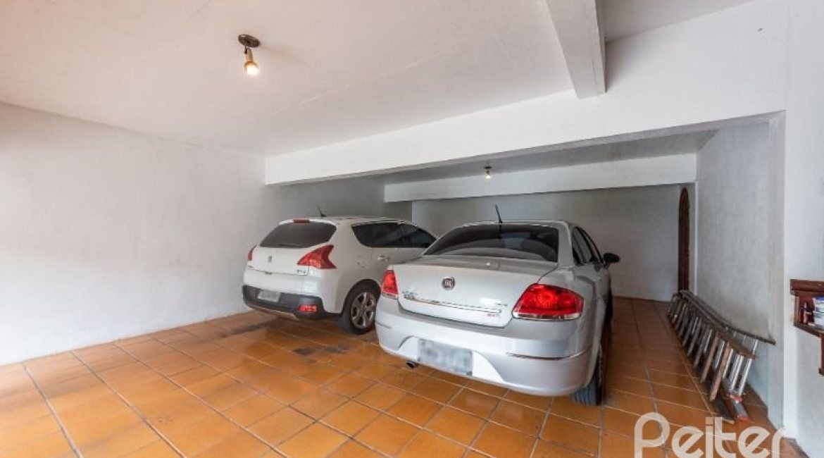 Casa à venda com 456m², 3 dormitórios, 3 suítes, 5 vagas, no bairro Vila Assunção em Porto Alegre