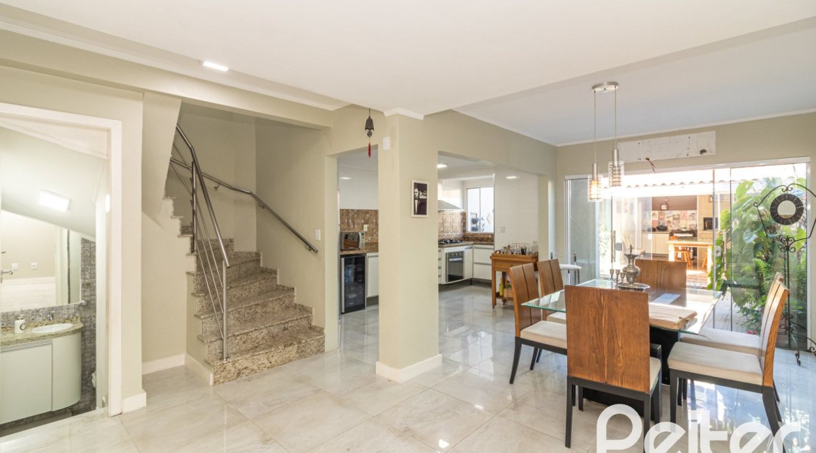 Casa em Condomínio à venda com 159m², 3 dormitórios, 1 suíte, 2 vagas, no bairro Tristeza em Porto Alegre