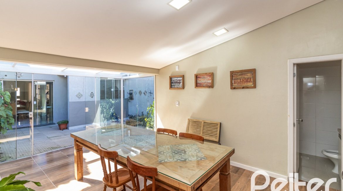 Casa em Condomínio à venda com 159m², 3 dormitórios, 1 suíte, 2 vagas, no bairro Tristeza em Porto Alegre