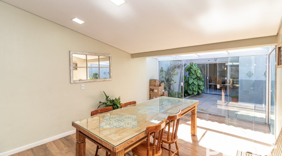 Casa em Condomínio à venda com 159m², 3 dormitórios, 1 suíte, 2 vagas, no bairro Tristeza em Porto Alegre