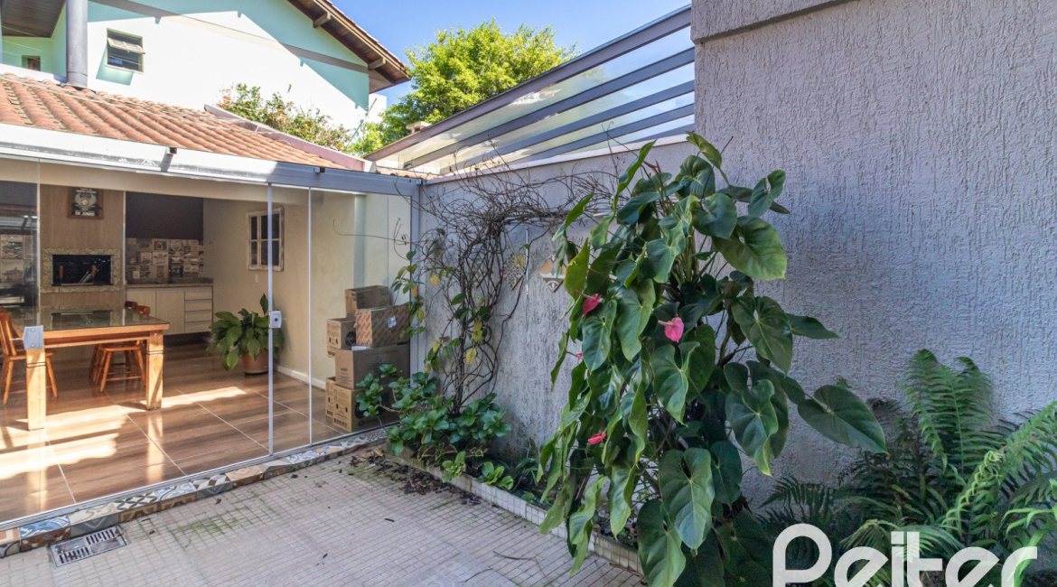 Casa em Condomínio à venda com 159m², 3 dormitórios, 1 suíte, 2 vagas, no bairro Tristeza em Porto Alegre