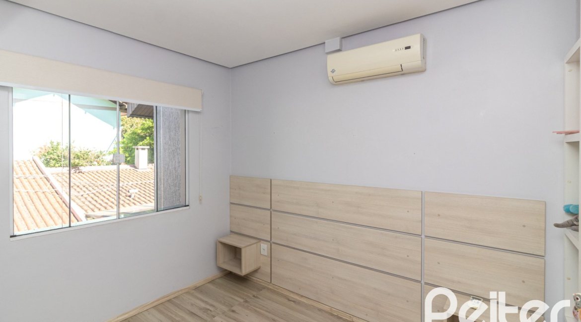 Casa em Condomínio à venda com 159m², 3 dormitórios, 1 suíte, 2 vagas, no bairro Tristeza em Porto Alegre