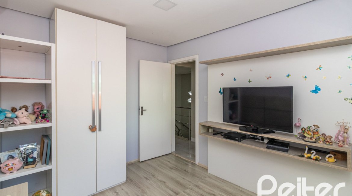 Casa em Condomínio à venda com 159m², 3 dormitórios, 1 suíte, 2 vagas, no bairro Tristeza em Porto Alegre