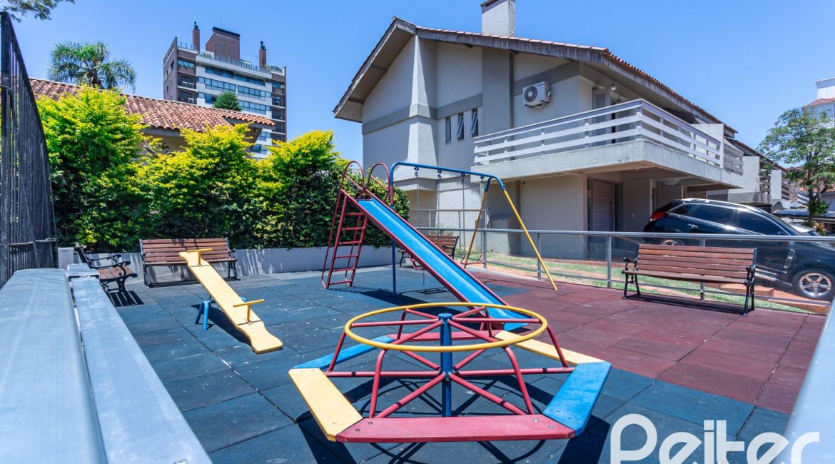 Casa em Condomínio à venda com 159m², 3 dormitórios, 1 suíte, 2 vagas, no bairro Tristeza em Porto Alegre