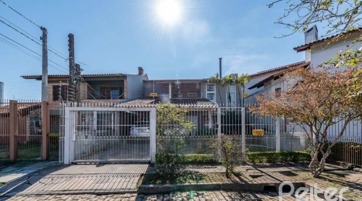 Casa à venda com 257m², 3 dormitórios, 1 suíte, 2 vagas, no bairro Ipanema em Porto Alegre