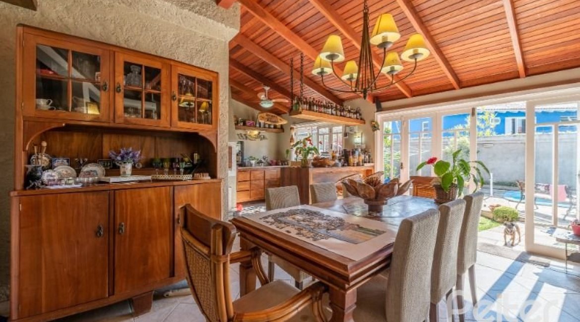 Casa à venda com 257m², 3 dormitórios, 1 suíte, 2 vagas, no bairro Ipanema em Porto Alegre