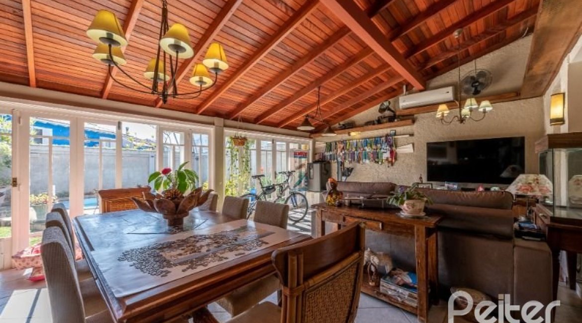 Casa à venda com 257m², 3 dormitórios, 1 suíte, 2 vagas, no bairro Ipanema em Porto Alegre