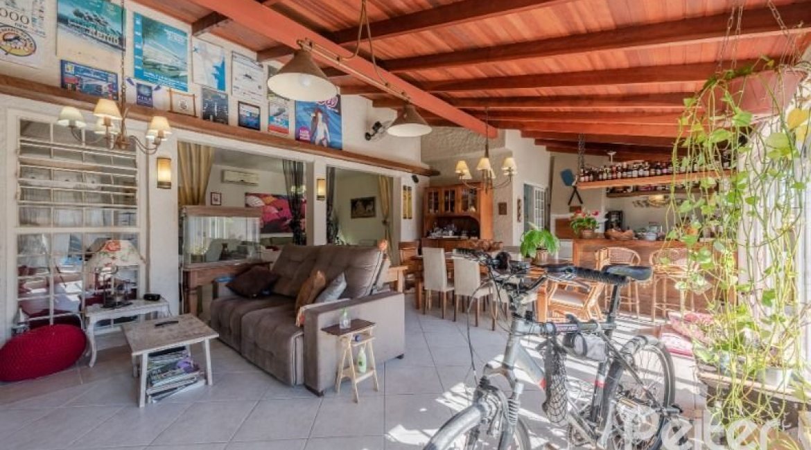 Casa à venda com 257m², 3 dormitórios, 1 suíte, 2 vagas, no bairro Ipanema em Porto Alegre