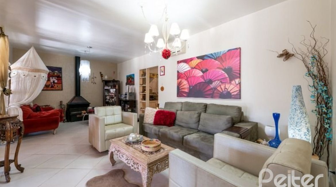 Casa à venda com 257m², 3 dormitórios, 1 suíte, 2 vagas, no bairro Ipanema em Porto Alegre