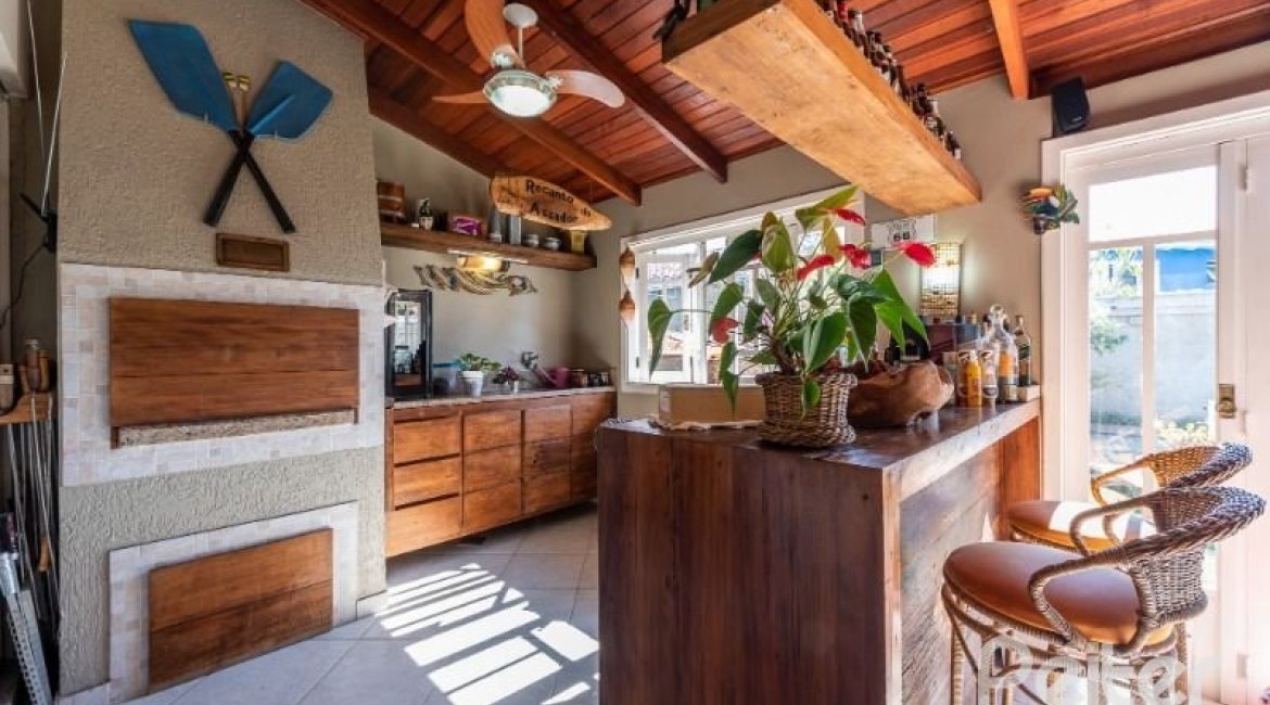 Casa à venda com 257m², 3 dormitórios, 1 suíte, 2 vagas, no bairro Ipanema em Porto Alegre