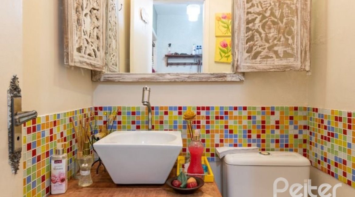 Casa à venda com 257m², 3 dormitórios, 1 suíte, 2 vagas, no bairro Ipanema em Porto Alegre