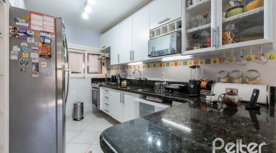 Casa à venda com 257m², 3 dormitórios, 1 suíte, 2 vagas, no bairro Ipanema em Porto Alegre