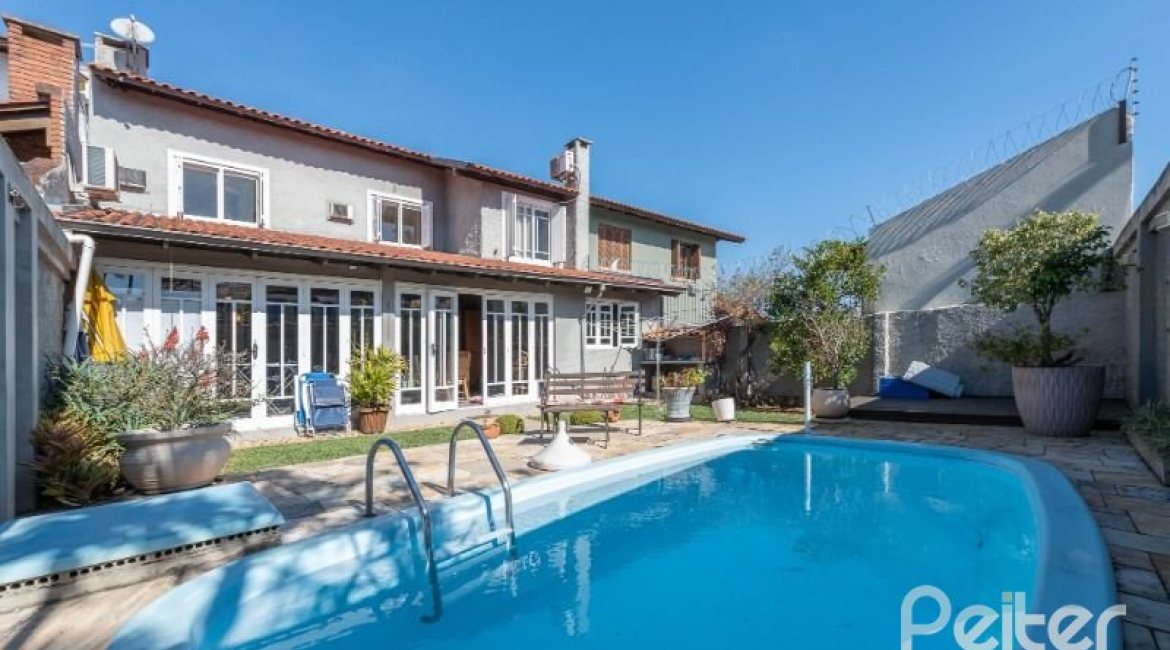 Casa à venda com 257m², 3 dormitórios, 1 suíte, 2 vagas, no bairro Ipanema em Porto Alegre