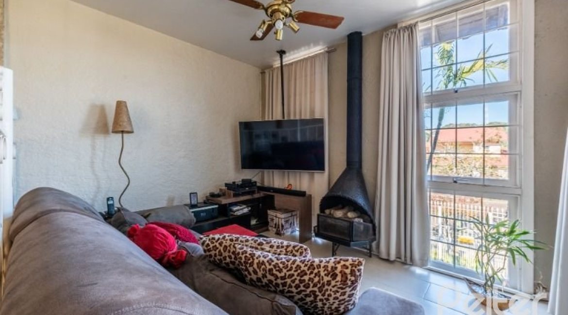 Casa à venda com 257m², 3 dormitórios, 1 suíte, 2 vagas, no bairro Ipanema em Porto Alegre