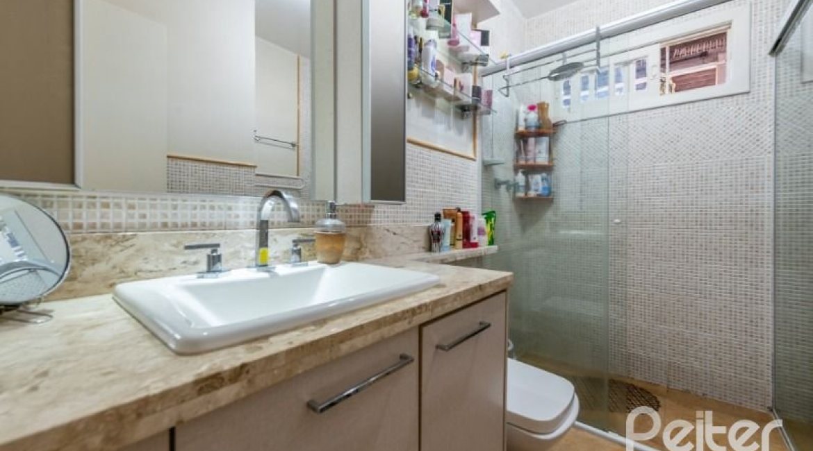 Casa à venda com 257m², 3 dormitórios, 1 suíte, 2 vagas, no bairro Ipanema em Porto Alegre