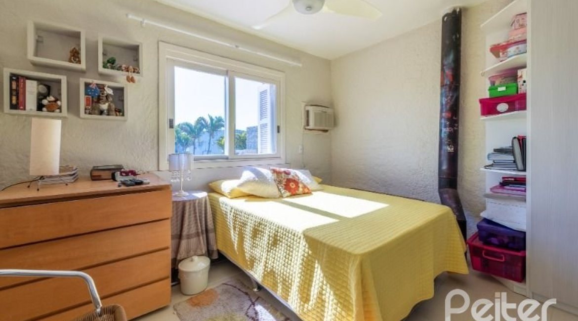 Casa à venda com 257m², 3 dormitórios, 1 suíte, 2 vagas, no bairro Ipanema em Porto Alegre