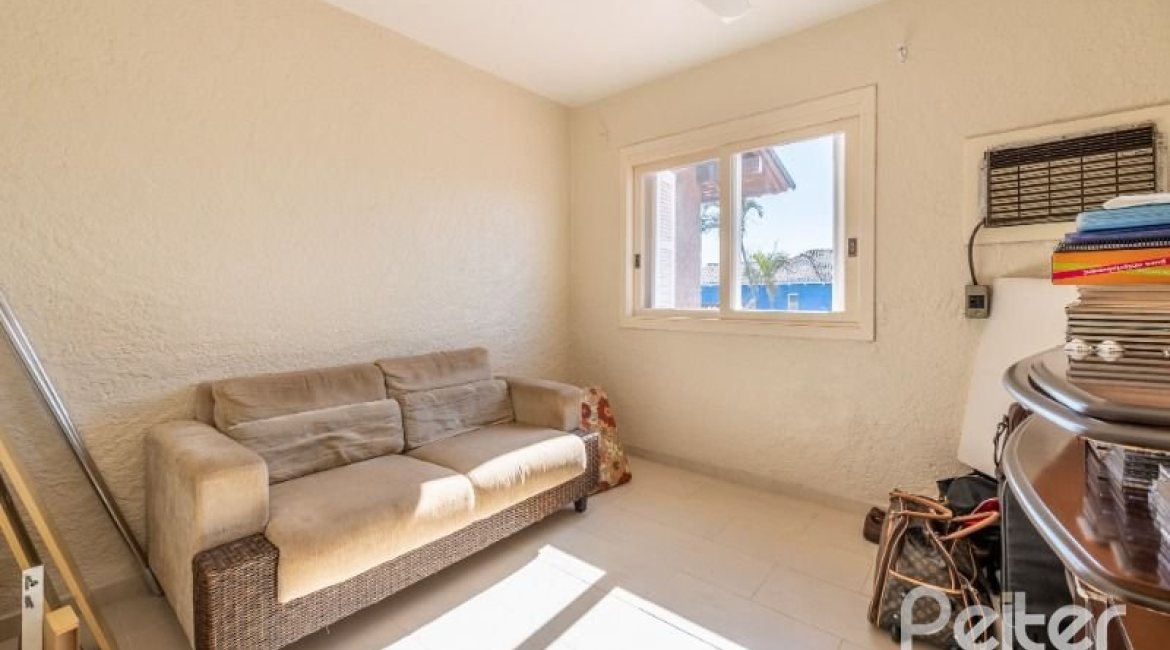 Casa à venda com 257m², 3 dormitórios, 1 suíte, 2 vagas, no bairro Ipanema em Porto Alegre