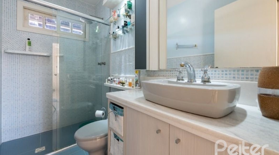 Casa à venda com 257m², 3 dormitórios, 1 suíte, 2 vagas, no bairro Ipanema em Porto Alegre