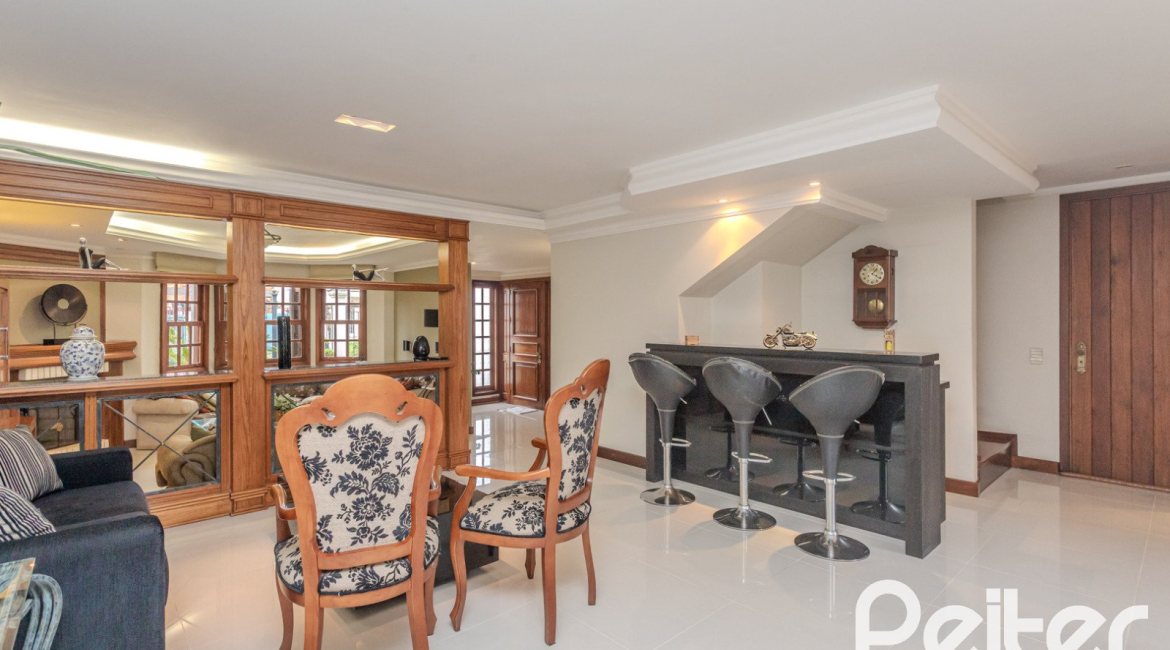 Casa à venda com 290m², 3 dormitórios, 1 suíte, 2 vagas, no bairro Ipanema em Porto Alegre