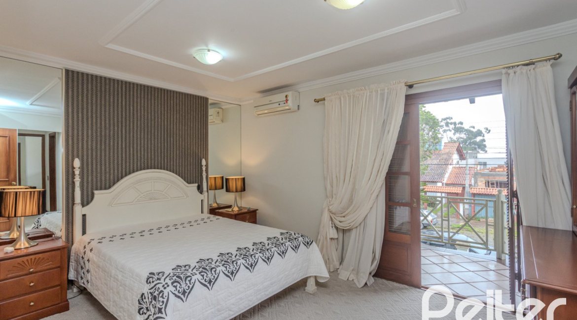 Casa à venda com 290m², 3 dormitórios, 1 suíte, 2 vagas, no bairro Ipanema em Porto Alegre