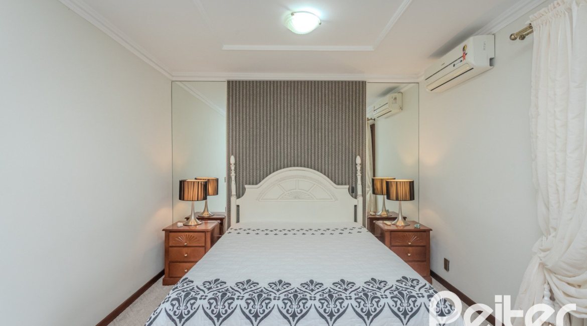Casa à venda com 290m², 3 dormitórios, 1 suíte, 2 vagas, no bairro Ipanema em Porto Alegre