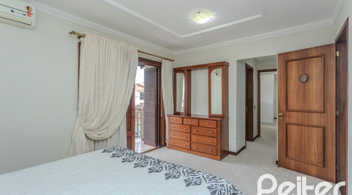 Casa à venda com 290m², 3 dormitórios, 1 suíte, 2 vagas, no bairro Ipanema em Porto Alegre