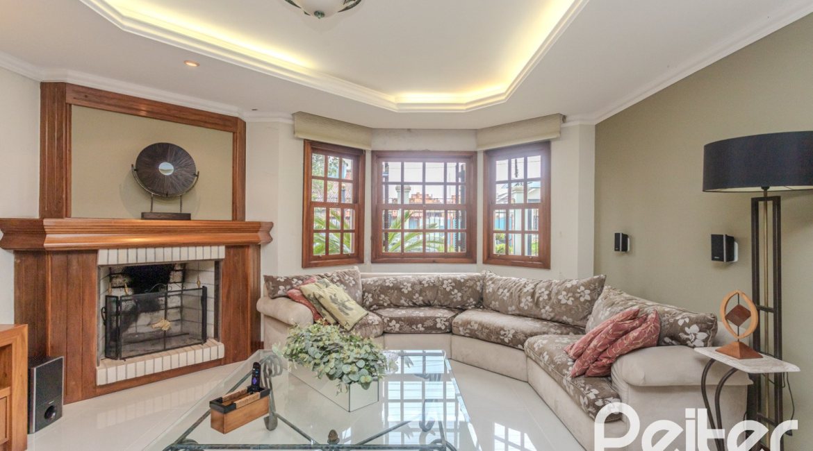 Casa à venda com 290m², 3 dormitórios, 1 suíte, 2 vagas, no bairro Ipanema em Porto Alegre