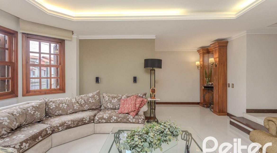 Casa à venda com 290m², 3 dormitórios, 1 suíte, 2 vagas, no bairro Ipanema em Porto Alegre