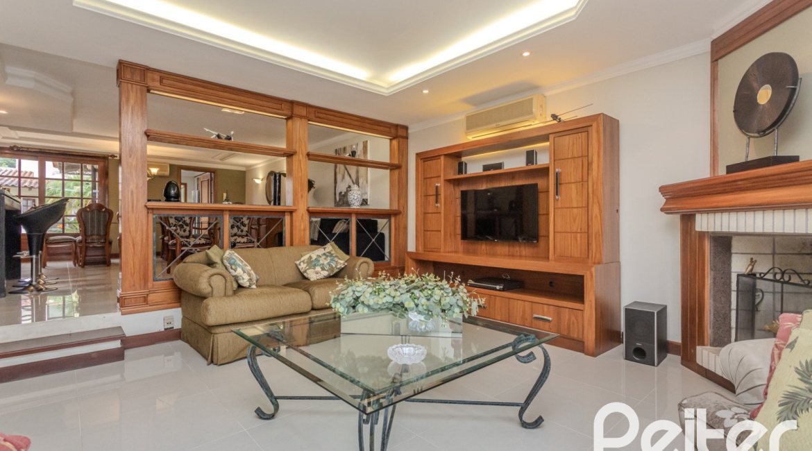Casa à venda com 290m², 3 dormitórios, 1 suíte, 2 vagas, no bairro Ipanema em Porto Alegre