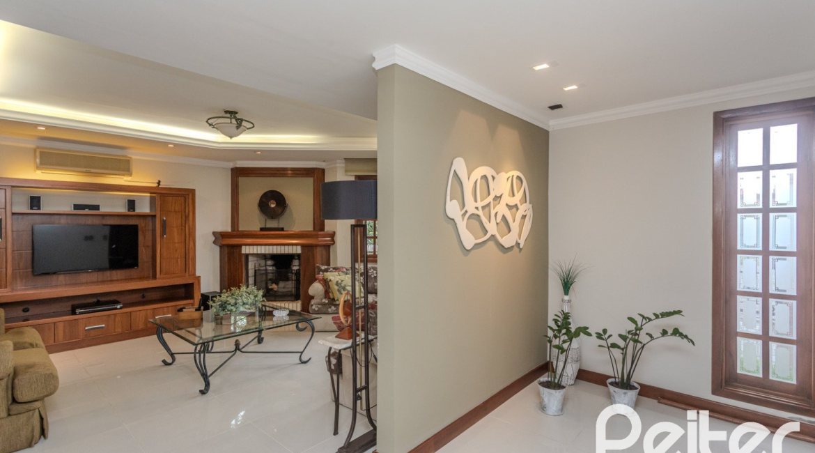 Casa à venda com 290m², 3 dormitórios, 1 suíte, 2 vagas, no bairro Ipanema em Porto Alegre