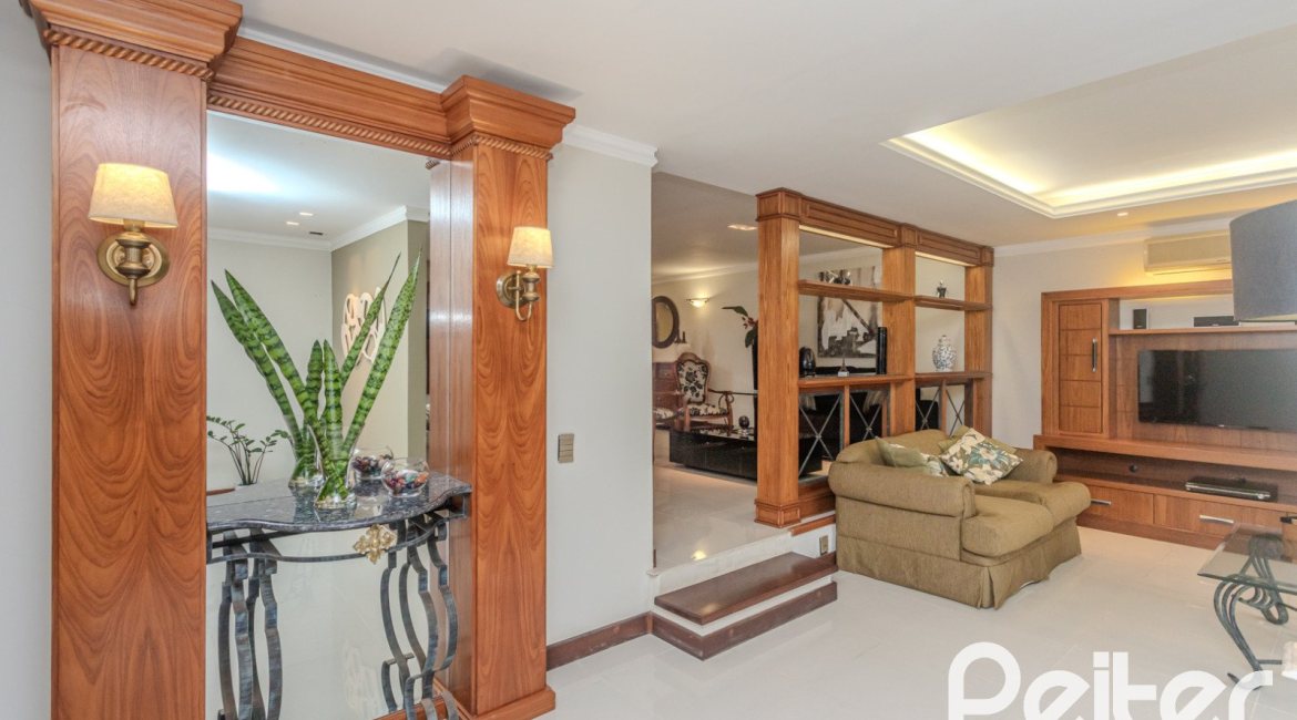 Casa à venda com 290m², 3 dormitórios, 1 suíte, 2 vagas, no bairro Ipanema em Porto Alegre