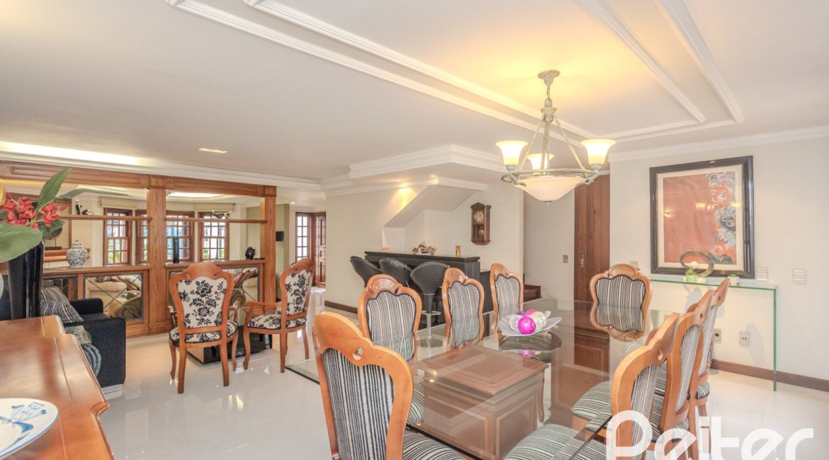 Casa à venda com 290m², 3 dormitórios, 1 suíte, 2 vagas, no bairro Ipanema em Porto Alegre