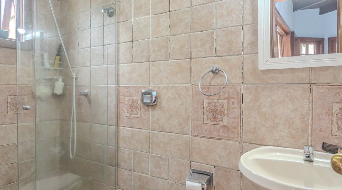 Casa à venda com 290m², 3 dormitórios, 1 suíte, 2 vagas, no bairro Ipanema em Porto Alegre