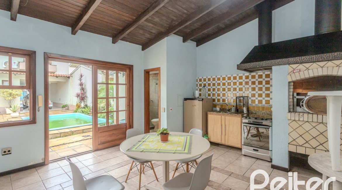 Casa à venda com 290m², 3 dormitórios, 1 suíte, 2 vagas, no bairro Ipanema em Porto Alegre