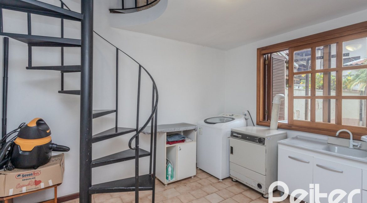 Casa à venda com 290m², 3 dormitórios, 1 suíte, 2 vagas, no bairro Ipanema em Porto Alegre